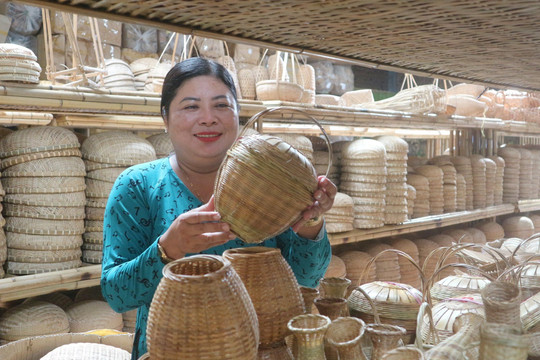 Người phụ nữ làm vang danh nghề đan đát truyền thống