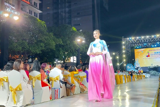 Lễ hội áo dài TP.HCM 2024: Nghệ sĩ, hoa hậu tỏa sáng trên sàn diễn