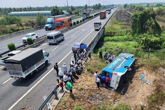 Xe khách lật trên cao tốc TP.HCM - Trung Lương, nhiều người bị thương