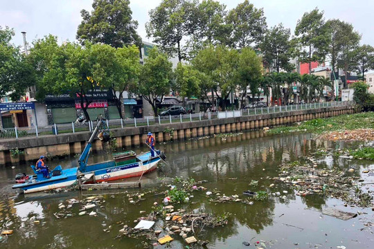 TP.HCM: Kênh Nhiêu Lộc-Thị Nghè đặc rác, lục bình, ô nhiễm nặng