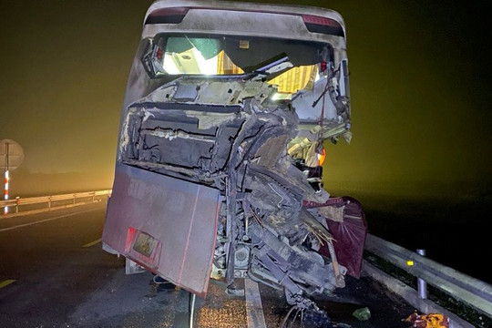 Xác định nguyên nhân ban đầu vụ tai nạn trên cao tốc Cam Lộ - La Sơn khiến hai vợ chồng tử vong