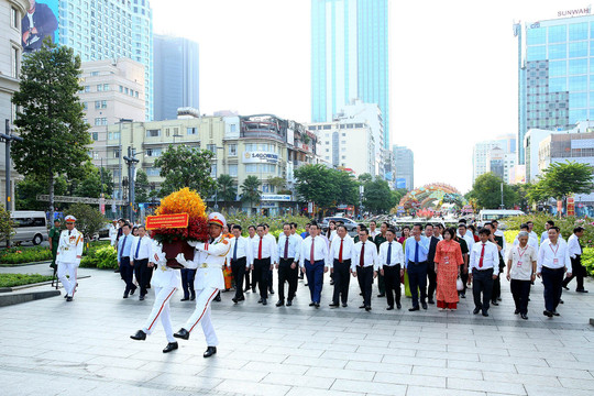 Đại biểu dự Hội báo toàn quốc 2024 dâng hoa tại tượng đài Chủ tịch Hồ Chí Minh