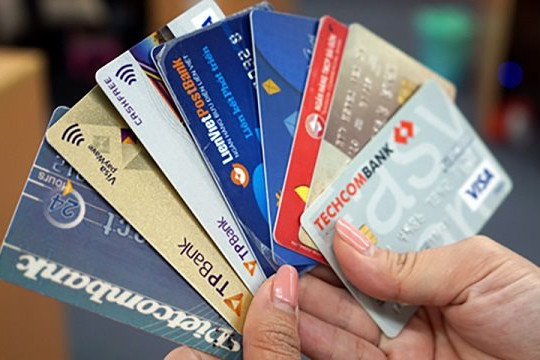 Lãi suất thẻ tín dụng cao ngất ngưởng ở các ngân hàng