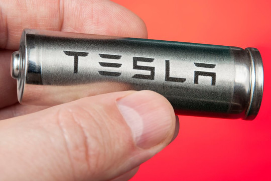 Mỹ: Chủ sở hữu một công ty Trung Quốc đánh cắp công nghệ pin độc quyền của Tesla và rao bán trên YouTube