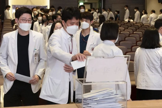 Bác sĩ chết nghi do kiệt sức, thêm áp lực cho hệ thống y tế Hàn Quốc đang quá tải vì đình công