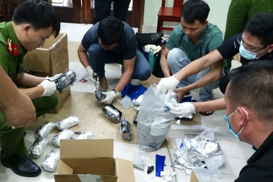 Quảng Bình: Bắt nhóm sử dụng ma túy, phát hiện chiếc vali đựng hơn 10kg thuốc lắc
