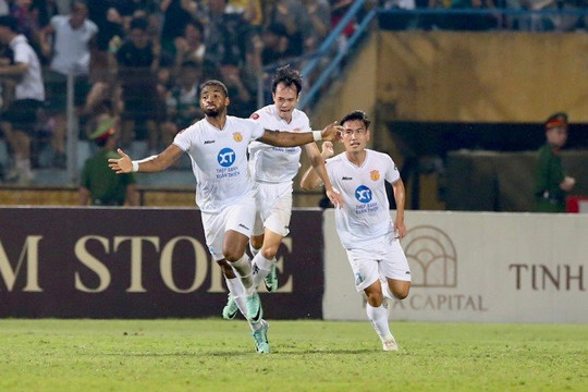 Nam Định thắng trận cầu đinh, khẳng định ngôi đầu V-League