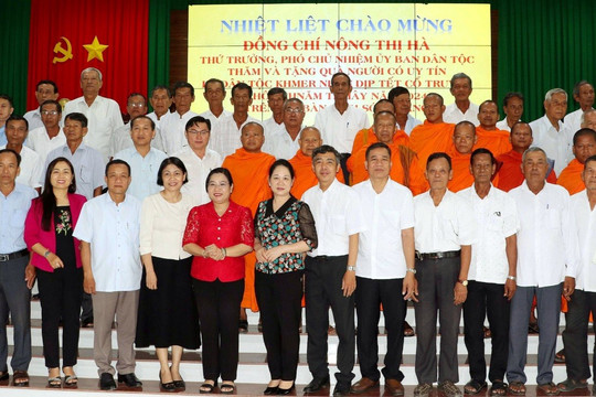 Thứ trưởng, Phó Chủ nhiệm Ủy ban Dân tộc Nông Thị Hà chúc Tết Chôl Chnăm Thmây tại Sóc Trăng