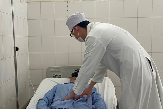 Phẫu thuật lấy mắt xích máy cưa trong bụng bệnh nhân