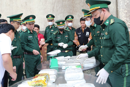 Bắt 2 kẻ vận chuyển số lượng lớn ma túy từ Lào về Việt Nam