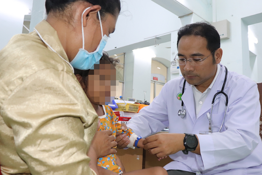 Cứu sống bé gái 4 tuổi người Campuchia bị sốt xuất huyết nguy kịch