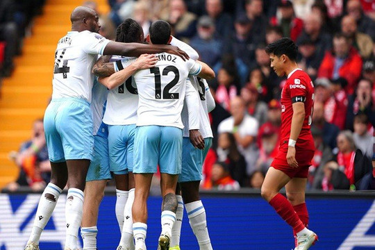 Liverpool bật chế độ 'tự hủy' trong cuộc đua vô địch giải Ngoại hạng Anh