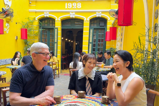 CEO Apple gặp mẹ con ca sĩ Mỹ Linh và nói yêu món cà phê trứng