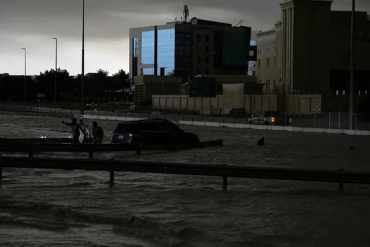 Dubai chìm trong nước do mưa lớn