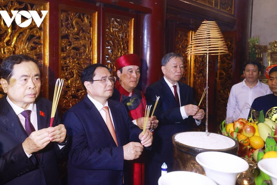 Thủ tướng Phạm Minh Chính dâng hương tưởng nhớ các vua Hùng