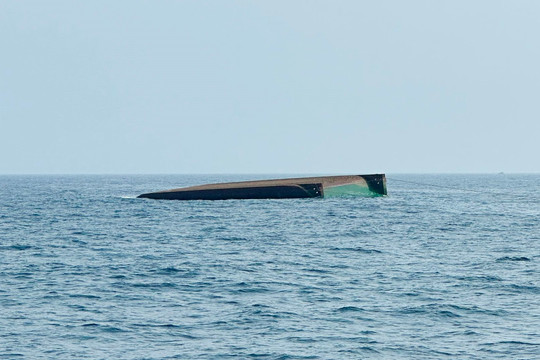 Chìm tàu kéo sà lan trên biển Quảng Ngãi khiến 3 người chết, 2 người mất tích