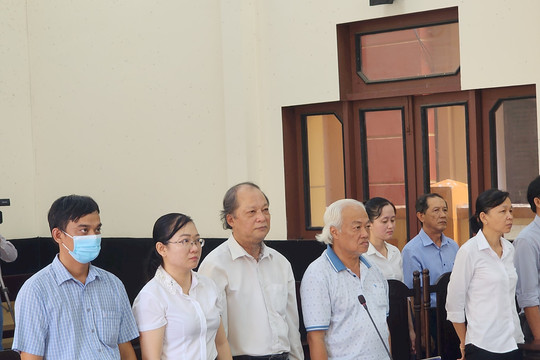 Tòa miễn hình phạt tù cho 4 cựu cán bộ CDC Tiền Giang dù có nhận tiền “lại quả” của công ty Việt Á