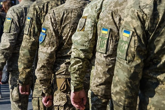 Ukraine tạm đình chỉ dịch vụ lãnh sự với nam giới trong độ tuổi nhập ngũ