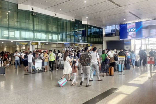 Ngày đầu kỳ nghỉ lễ 30.4-1.5, lượng lớn hành khách đổ về các sân bay