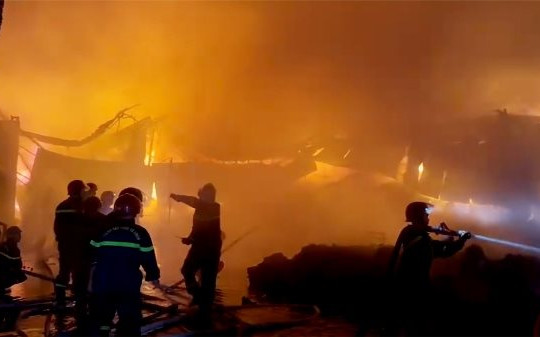 An Giang: Hàng trăm người tham gia dập đám cháy kho phế liệu