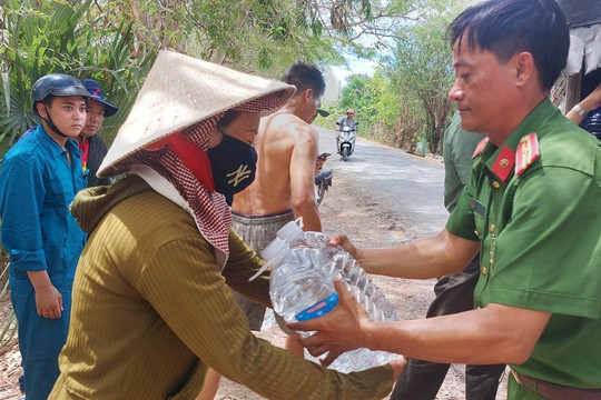 Công an An Giang, Sóc Trăng và Kandal tặng nước sạch cho dân vùng 'khát nước'