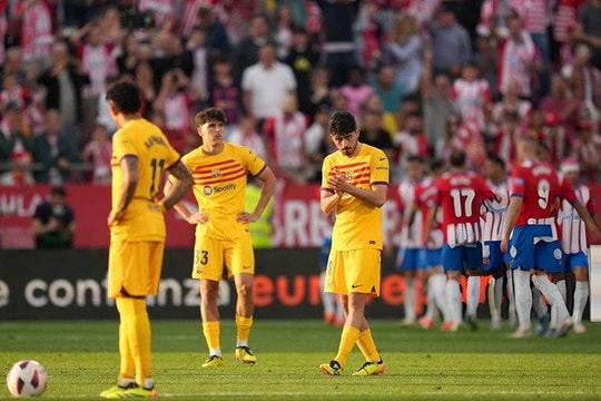 Barcelona bất ngờ dâng sớm chức vô địch La Liga cho Real Madrid