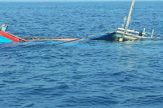 4 tàu cá Quảng Bình bị chìm do lốc xoáy, nhiều ngư dân mất tích