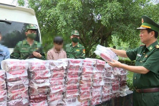 Bắt nhóm người vận chuyển 121kg ma túy từ Lào vào Việt Nam