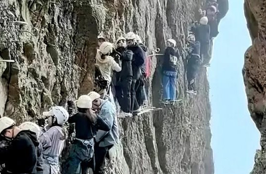 Du khách Trung Quốc mắc kẹt trên vách đá hơn 1 giờ do quá đông