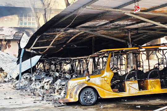Quảng Nam: 40 xe điện du lịch bị cháy rụi trong khuôn viên nhà trường