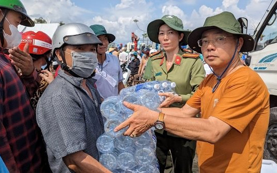 Hàng nghìn bình nước nghĩa tình tới tay người dân huyện Gò Công Tây