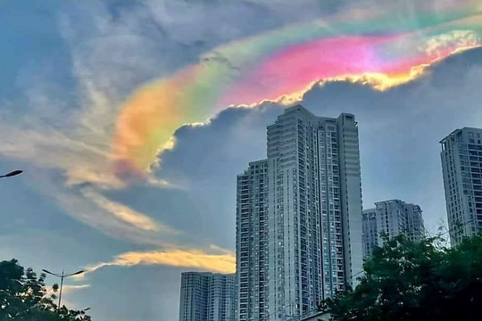 Xuất hiện cực quang mạnh nhất 20 năm ở Trung Quốc và mây ngũ sắc đẹp hiếm thấy tại TP.HCM