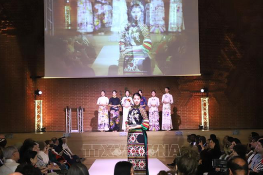 Tranh và áo dài Việt Nam gây ấn tượng tại 2 sự kiện văn hóa - nghệ thuật ở Anh