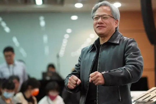 Lương thưởng của CEO Jensen Huang tăng đến 60% vì cơn sốt chip AI Nvidia