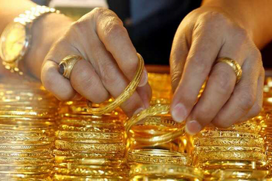 Vì sao giá vàng trong nước liên tục tăng chóng mặt?