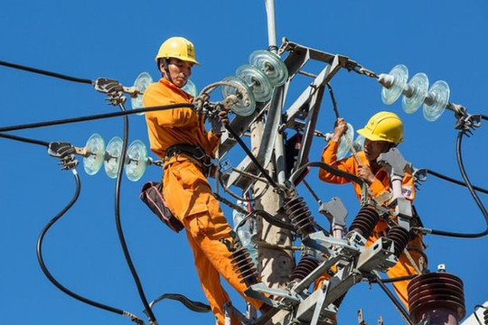 EVN nói gì về thông tin 'kêu gọi DN giảm 30% mức sử dụng điện'?