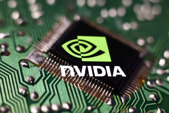 Cổ phiếu tăng lên gần 1.038 USD, Nvidia có thêm 218 tỉ USD vốn hóa thị trường sau 1 ngày