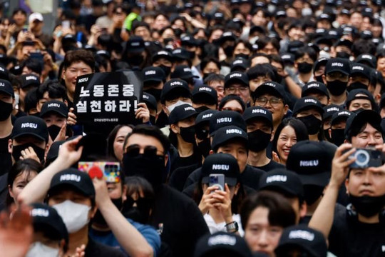 Hơn 2.000 nhân viên Samsung biểu tình đòi mức lương công bằng khi DJ và các ca sĩ K-pop biểu diễn