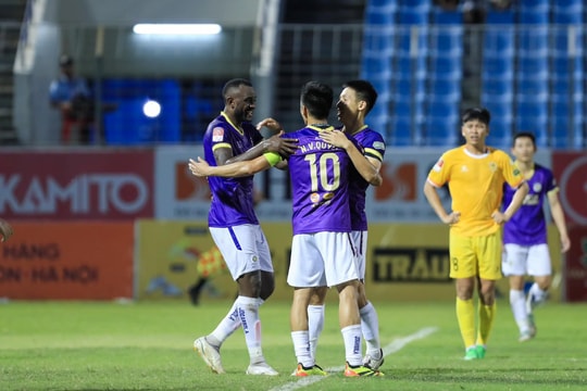 Hà Nội bất ngờ vươn lên thứ 2 V-League, HAGL lại lo đua trụ hạng