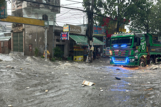 Đồng Nai: Sau cơn mưa lớn, đoạn đường được chi 23 tỉ đồng làm dự án chống ngập vẫn bị ngập sâu