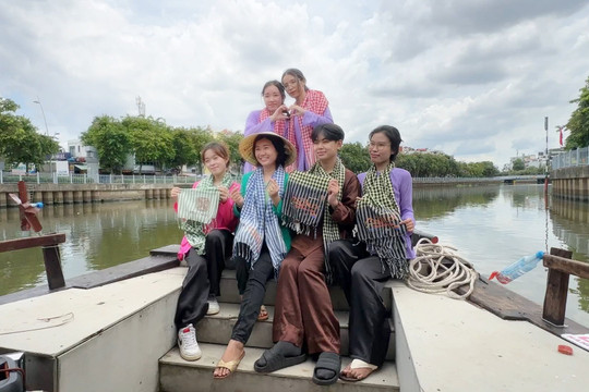 Video: Đi thuyền trên kênh Nhiêu Lộc thưởng thức mỹ vị chợ nổi miền Tây Nam Bộ