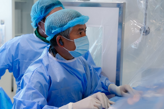 Bác sĩ Việt Nam thị phạm cho hơn 500 bác sĩ nước ngoài về kỹ thuật can thiệp mạch máu não