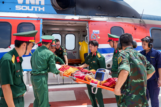Dùng trực thăng đưa một ngư dân bị đứt lìa cánh tay ở Trường Sa vào đất liền điều trị
