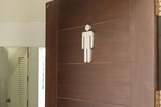 Bỏ tù trợ lý giám đốc nhà hàng vì dùng iPhone giấu kín quay video phụ nữ trong toilet
