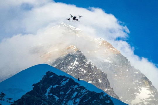 Máy bay không người lái đầu tiên hoàn thành vận chuyển hàng, di rời rác thải trên núi Everest