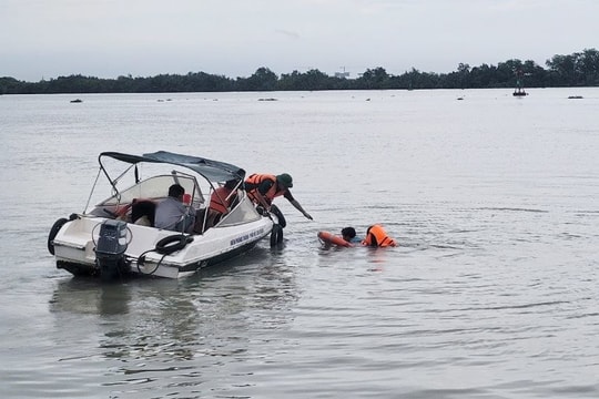 Lật thuyền trên sông Đồng Nai, 1 người mất tích