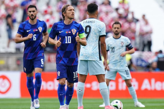 Trước thềm Euro 2024: CR7 bất lực nhìn Bồ Đào Nha thua Croatia của Modric