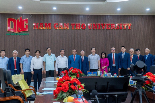 Bộ trưởng Nguyễn Kim Sơn cùng đoàn công tác đến thăm và làm việc tại Trường ĐH Nam Cần Thơ