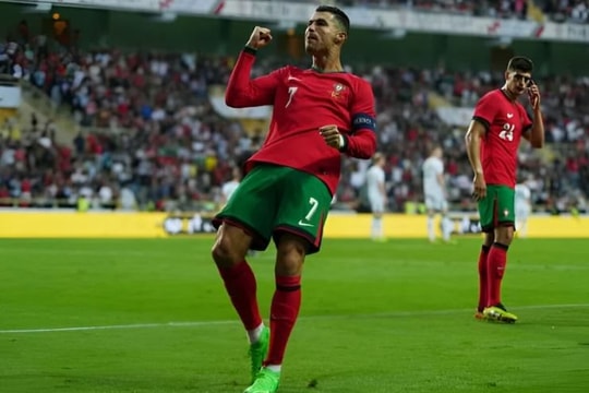 Trước thềm Euro 2024: Ronaldo vừa trở lại đã lập cú đúp