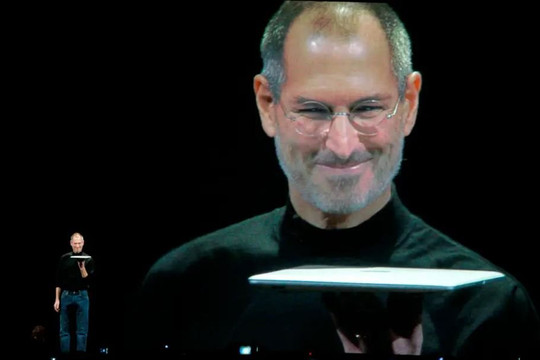 Tim Cook: Steve Jobs rút MacBook Air đầu tiên ra khỏi phong bì là khoảnh khắc trọng đại với Apple